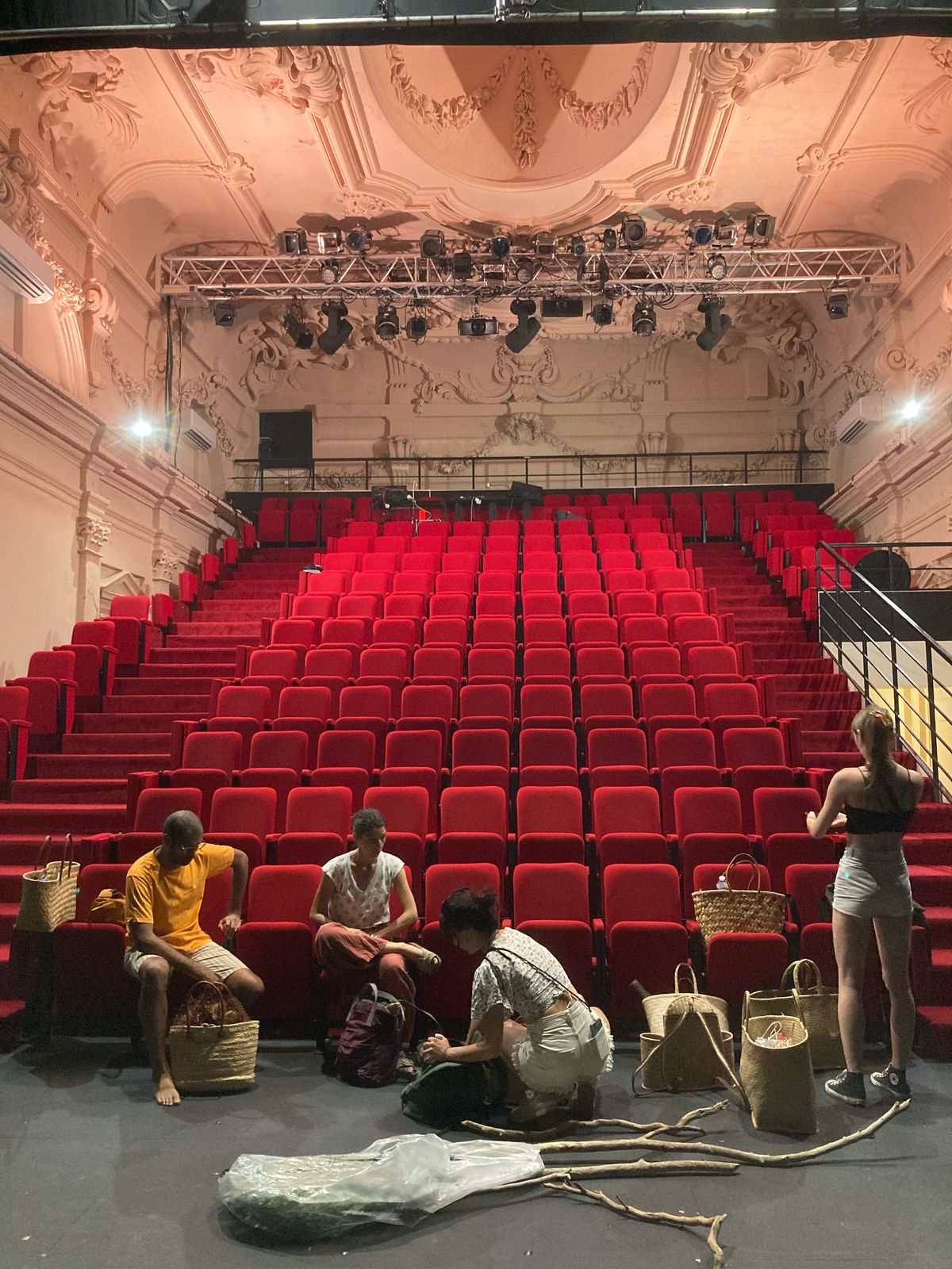 "Un songe" le spectacle de Lakadémi Komidi, formation de théâtre à La Réunion, présenté au théâtre des Gémeaux du festival d'Avignon Off 2025