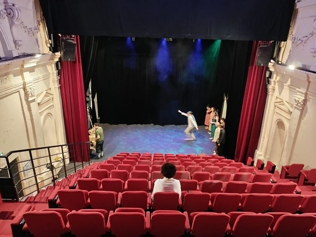 "Un songe" le spectacle de Lakadémi Komidi, formation de théâtre à La Réunion, présenté au théâtre des Gémeaux du festival d'Avignon Off 2025