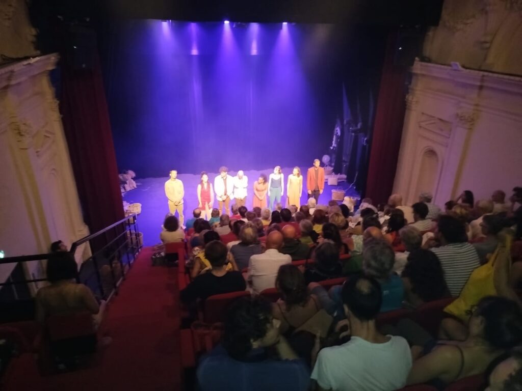 "Un songe" le spectacle de Lakadémi Komidi, formation de théâtre à La Réunion, présenté au théâtre des Gémeaux du festival d'Avignon Off 2025