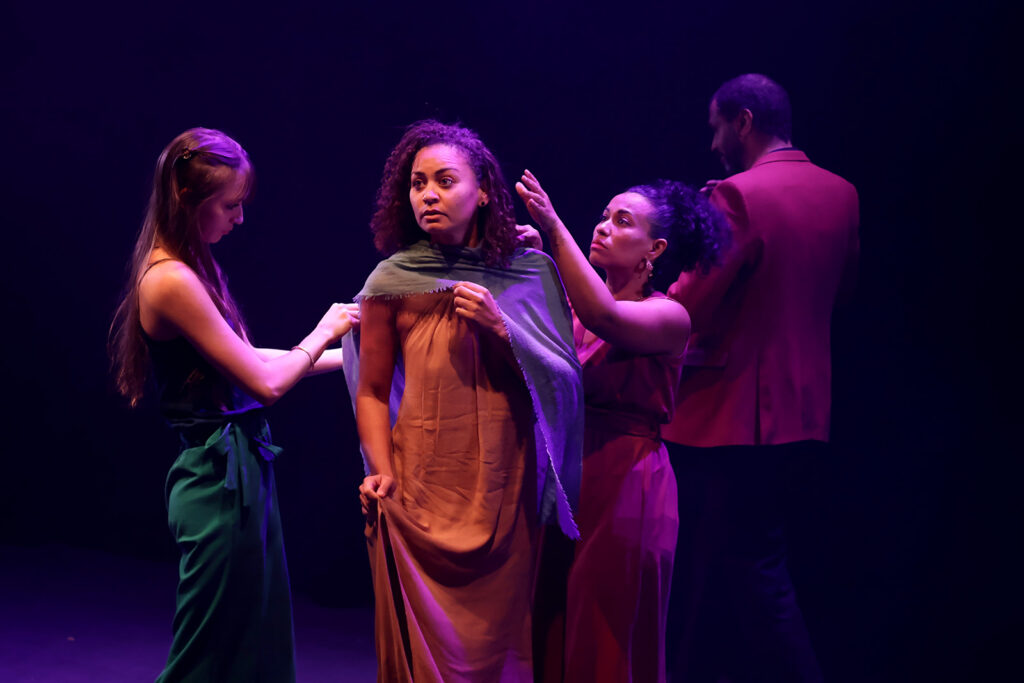 "Un songe" le spectacle de Lakadémi Komidi, formation de théâtre à La Réunion, présenté au théâtre des Gémeaux du festival d'Avignon Off 2025