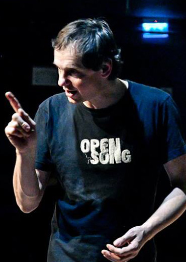 Julien Cottereau, clown et poète, formateur à Lakadémi Komidi 2026