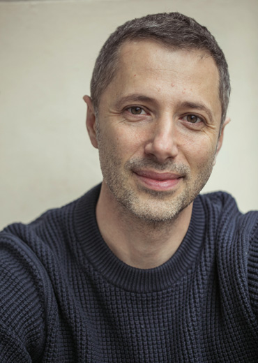 Simón Adinia Hanukai est metteur en scène, pédagogue et directeur artistique de Kaimera Productions, formateur à Lakadémi Komidi 2026