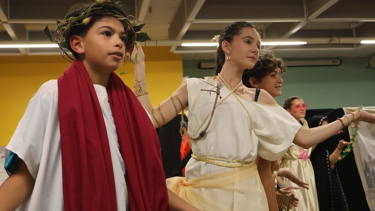 Atelier de théâtre au Collège Adam de Villiers animé par Arthur de Lakadémi Komidi